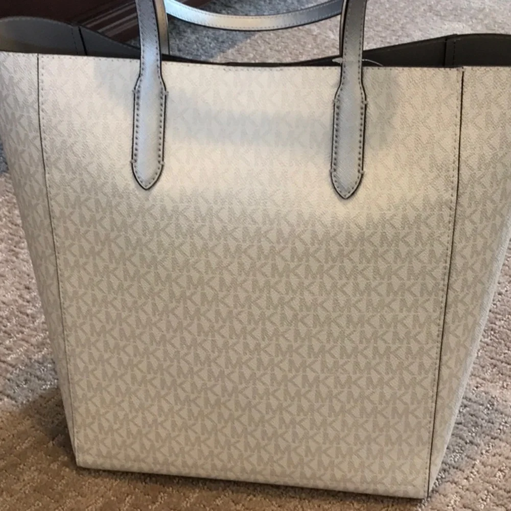 Michael Kors Vincent Large Tote w/ Pouch